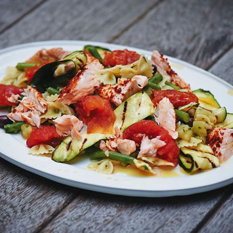 Gemüse-Nudel-Salat mit Lachs