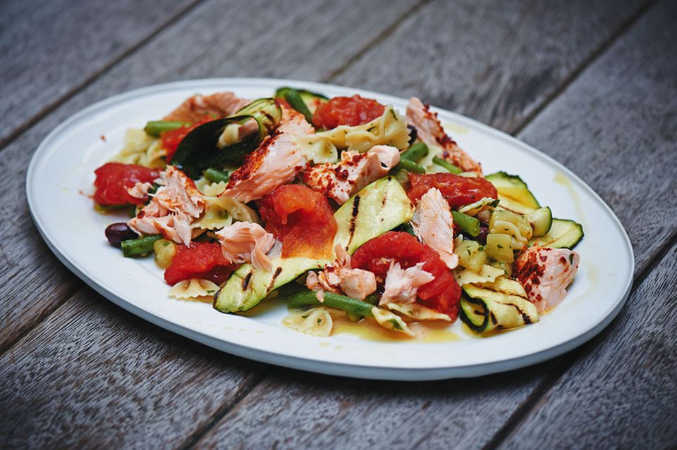 Gemüse-Nudel-Salat mit Lachs