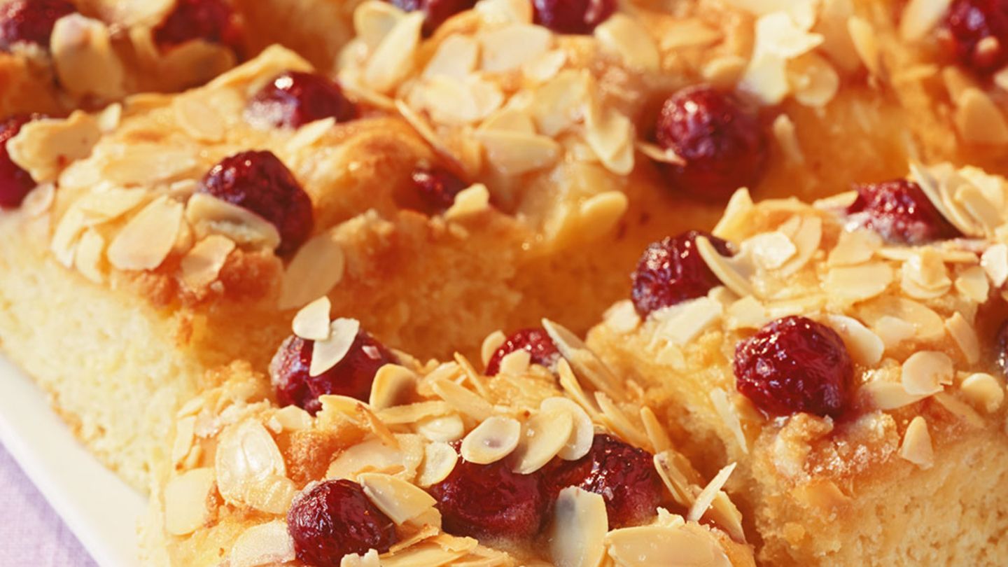 Kirsch-Marzipan-Butterkuchen Rezept - [ESSEN UND TRINKEN]