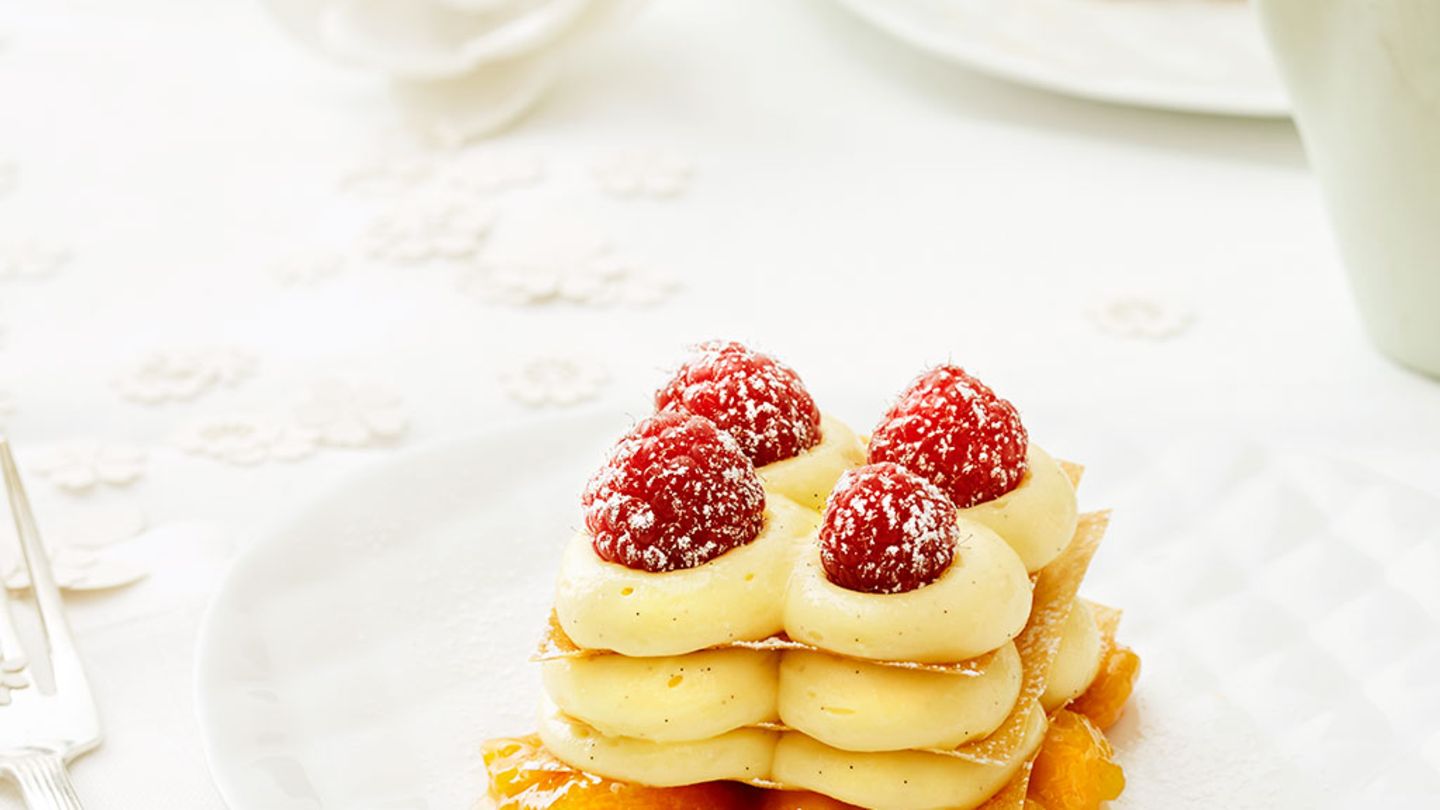 Vanillecremeschnitten mit Aprikosenkompott Rezept