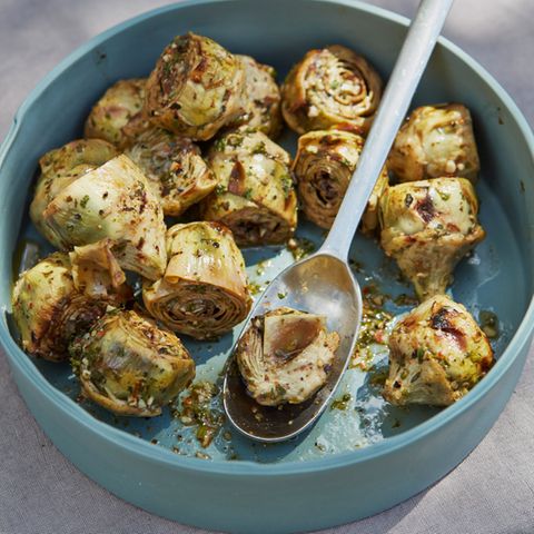 Gegrillte marinierte Artischocken