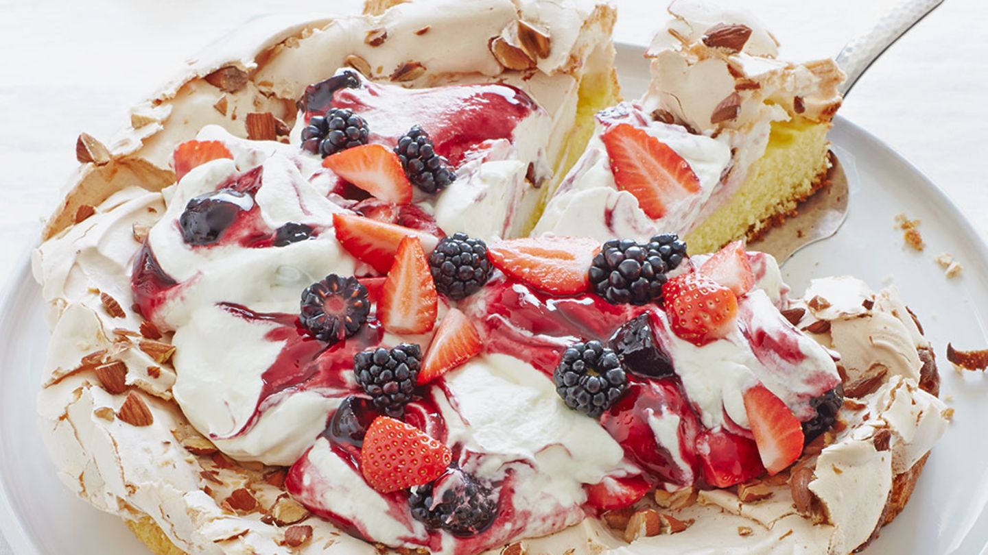 Mandel-Baiser mit Brombeersahne Rezept
