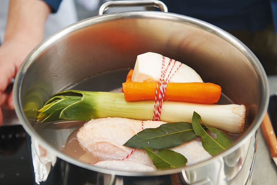 Die Zubereitung von Hühnerbrühe mit Suppengrün