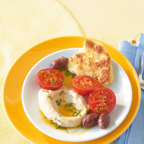 Bohnencreme mit Tomaten und Fladenbrot