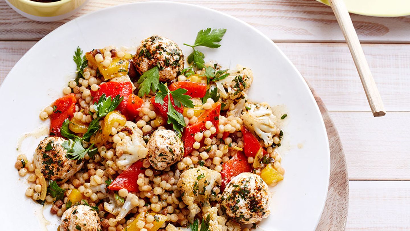 Fregola-Gemüse-Salat mit Joghurtbällchen Rezept