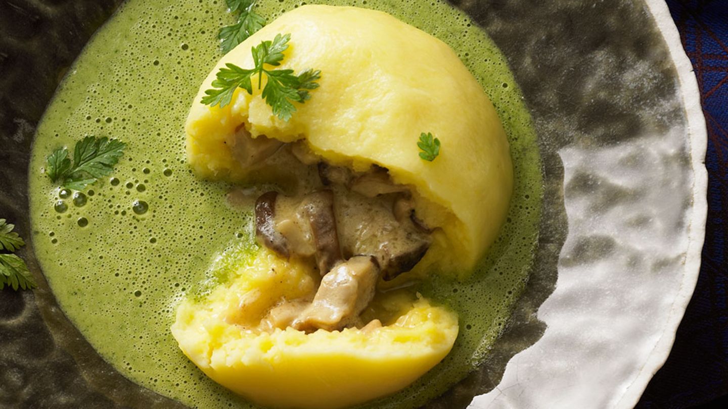 Kartoffel-Steinpilz-Knödel mit Kerbelsuppe Rezept