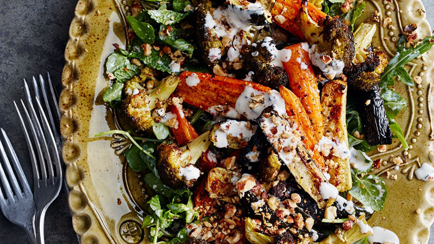 Kräutersalat mit Ofengemüse und Joghurtsauce Rezept