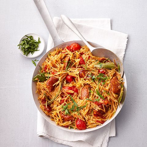 Chorizo und Lorbeer machen die spanische Pasta wunderbar würzig.