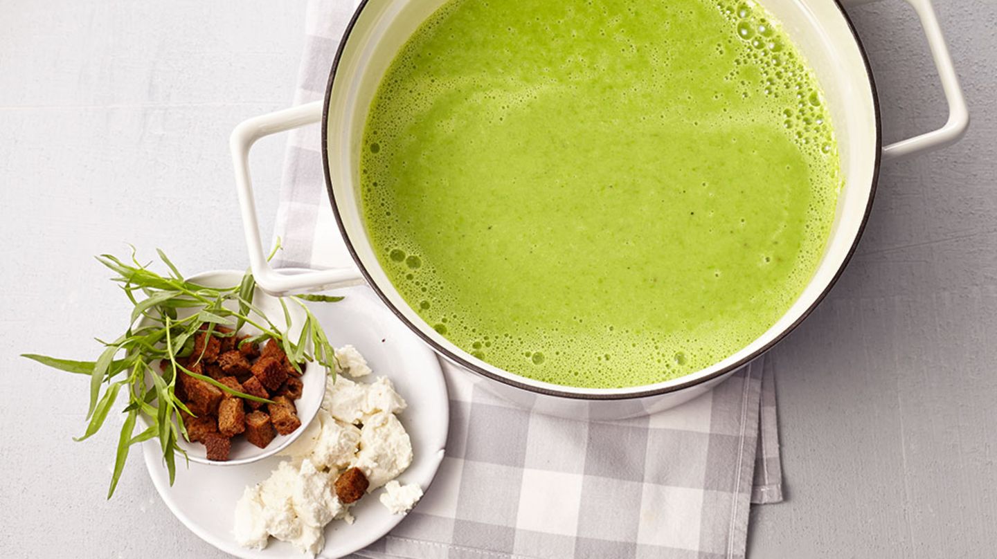 Frische Erbsensuppe mit Estragon und Ziegenfrischkäse Rezept