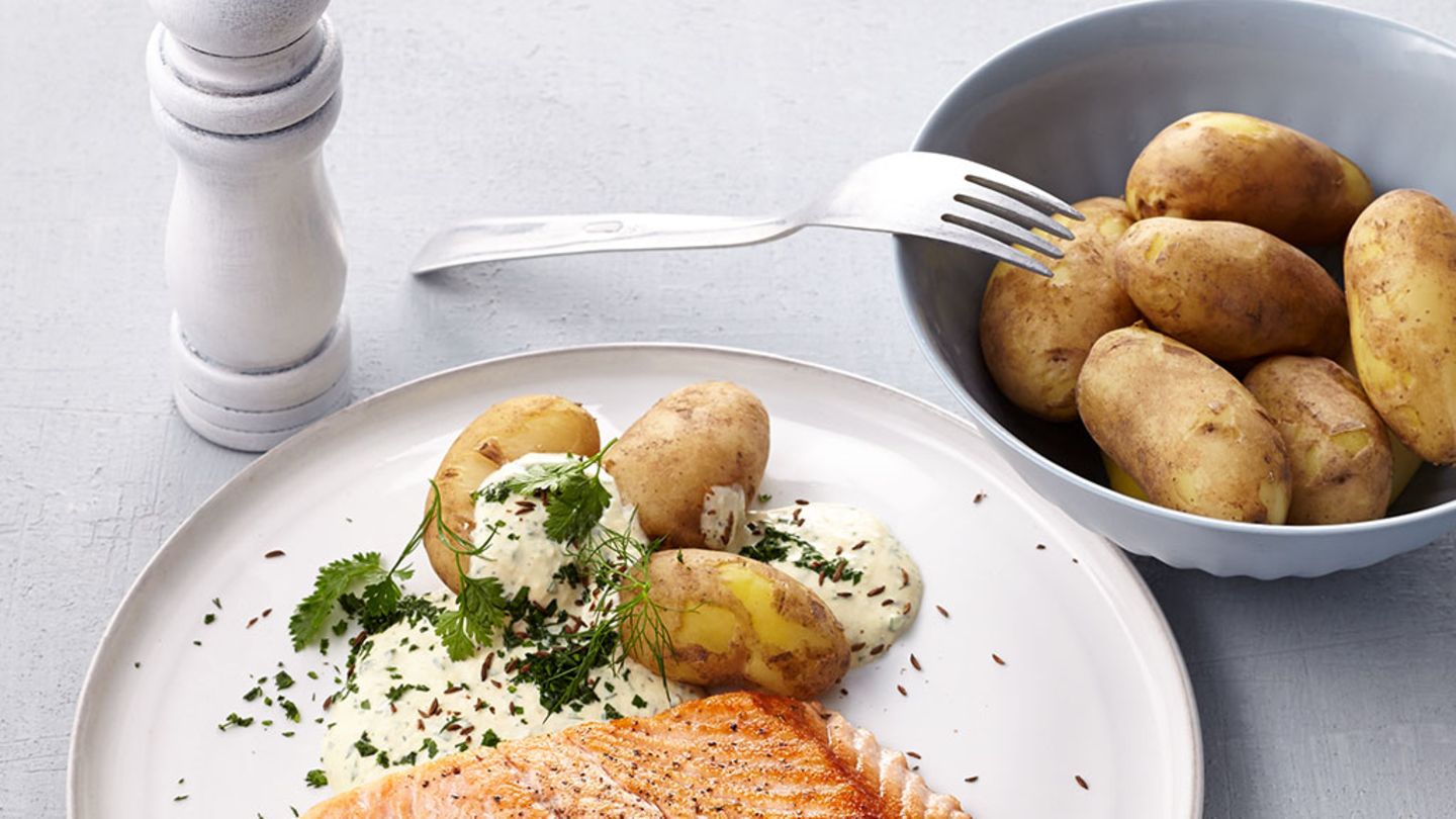 Lachs mit Pellkartoffeln und Quark Rezept