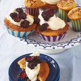 Marmor-Brombeer-Cupcakes
