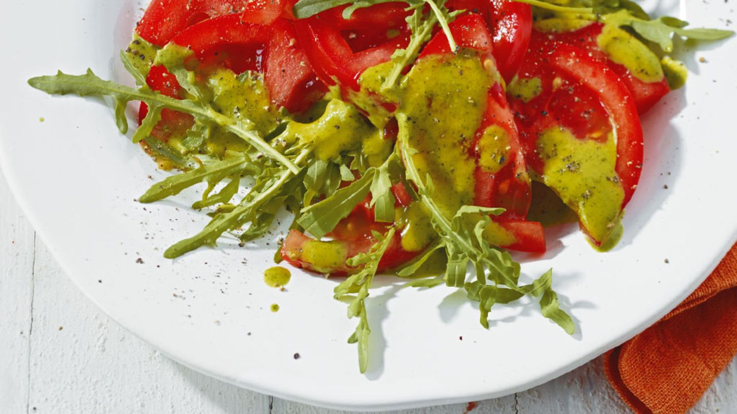 Tomatensalat mit Rauke-Vinaigrette Rezept - [ESSEN UND TRINKEN]