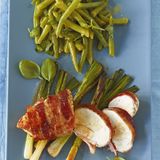 Speck-Hähnchen mit Bohnensalat