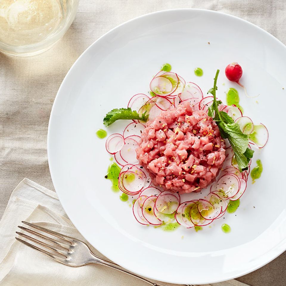 Kalbstatar mit Radieschen und Petersilienöl
