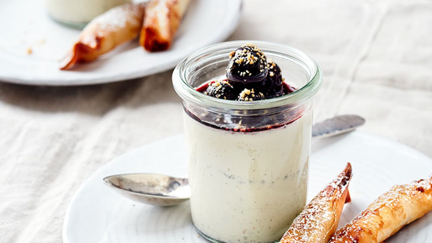 Panna cotta mit Amarenakirschen und Apfelbonbons Rezept