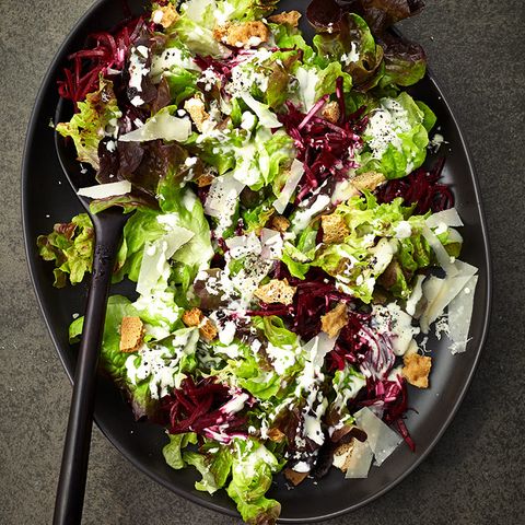 Salat mit Meerrettich-Caesar-Dressing