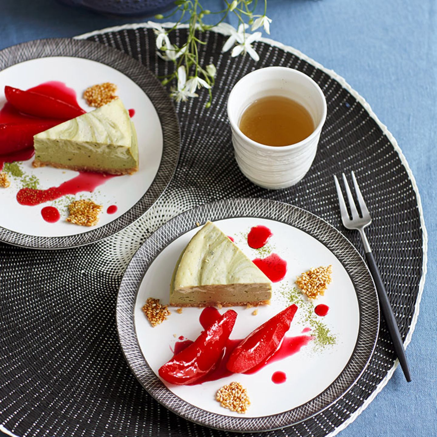 Matcha-Cheesecake mit pochierten Birnen