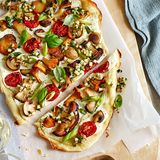 Flammkuchen mit Pilzen und Apfelhäckerle