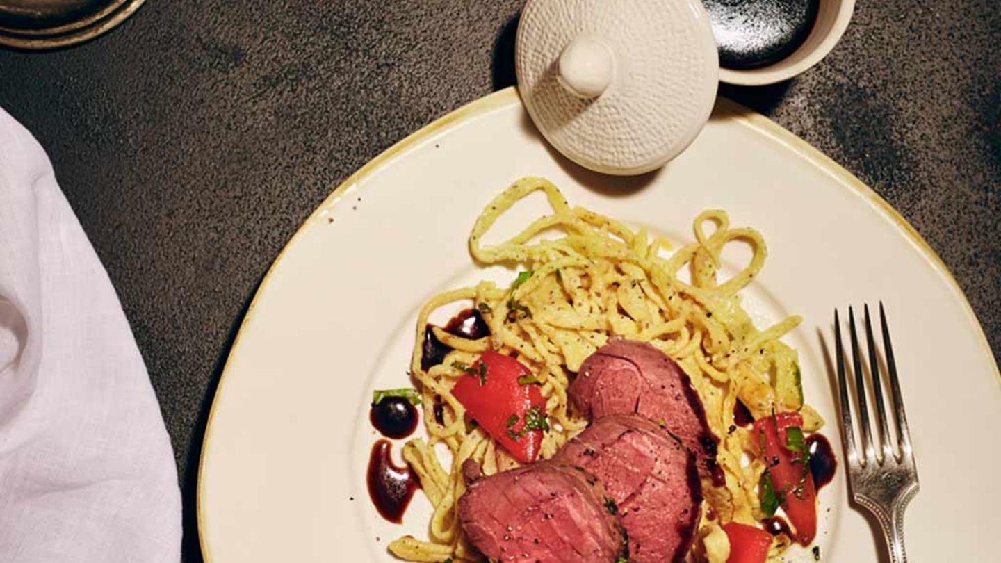 Rehnuss rosa gebraten mit Spätzle und Paprika Rezept