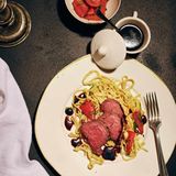 Rehnuss rosa gebraten mit Spätzle und Paprika