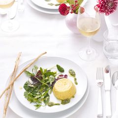 Kürbis-Flan mit Salat und Feldsalat-Pesto