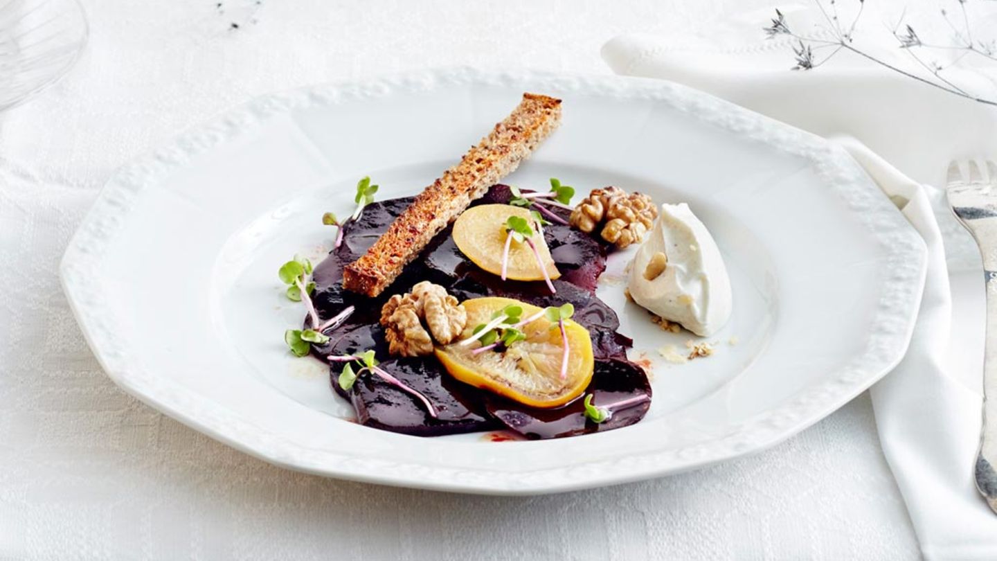 Rote-Bete-Salat mit Salzzitrone und Käse-Mousse Rezept