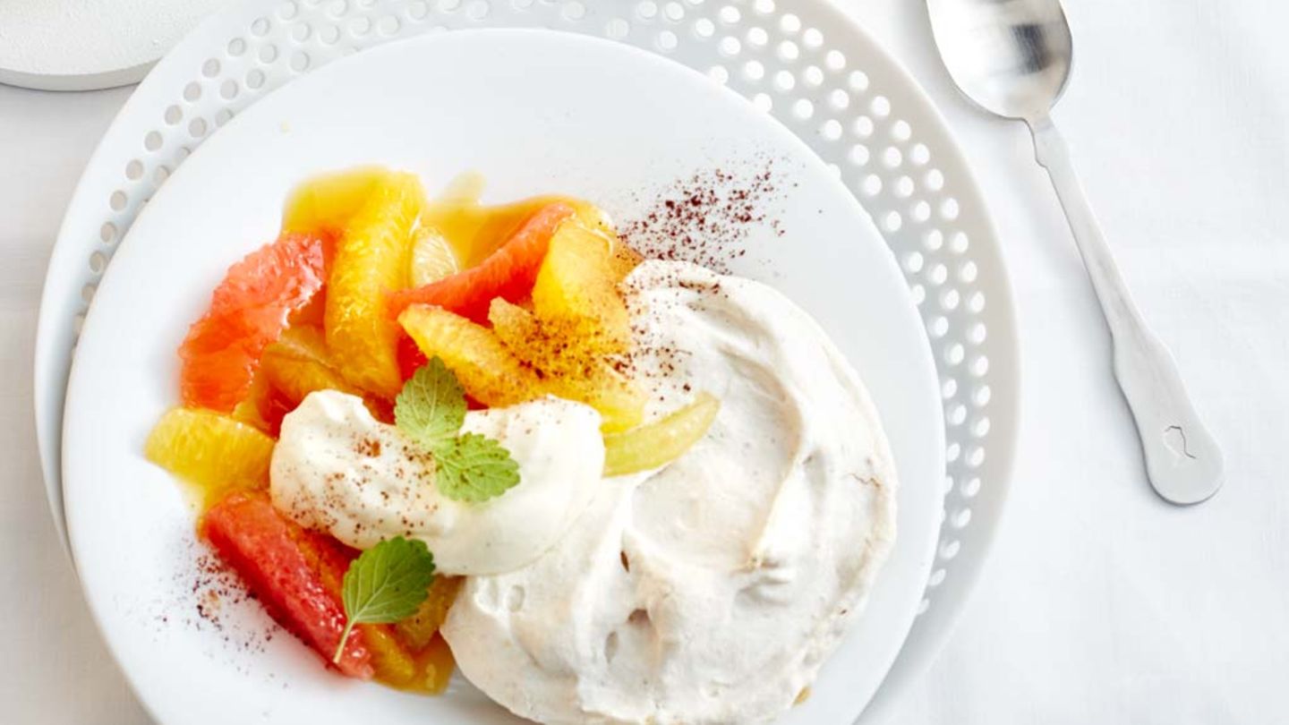 Mandel-Pavlova mit Zitrusfrüchtesalat Rezept