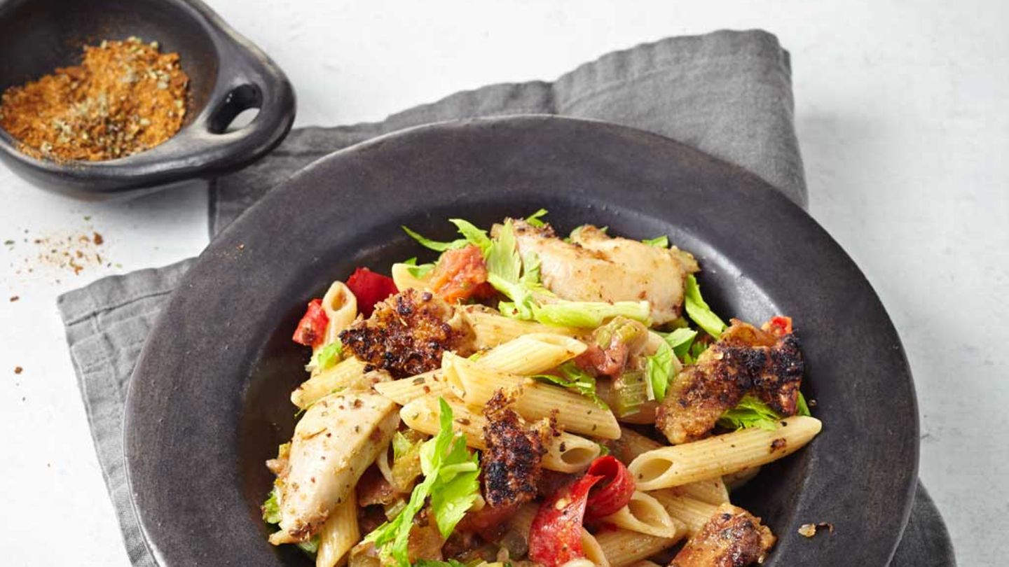 Pasta mit Tomaten, Chili und Huhn Rezept