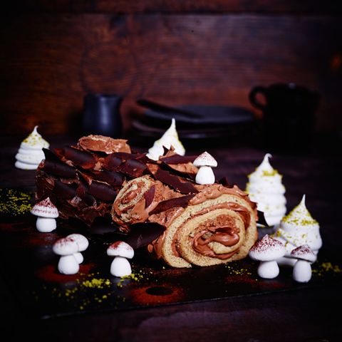 Die französische Biskuitroulade ist nicht ohne Grund ein echter Weihnachtsklassiker: Luftiger Teig umhüllt von schokoladiger Buttercreme...himmlisch!