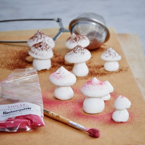 Baiser-Pilze und -Tannen