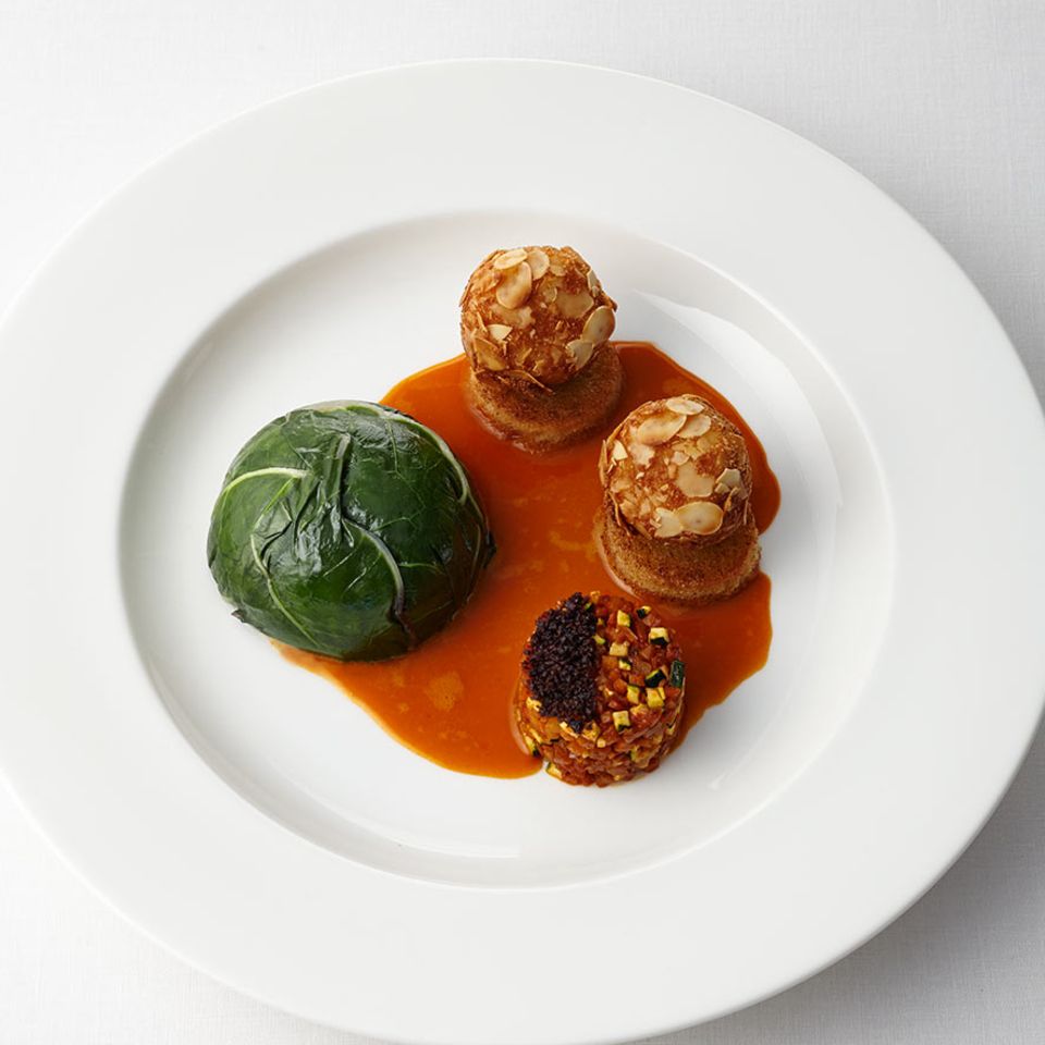 Mangoldterrine mit Möhrenessenz, Oliven und Schmorgemüse