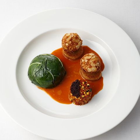 Mangoldterrine mit Möhrenessenz, Oliven und Schmorgemüse