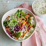 Salat mit Erdnuss-Dressing