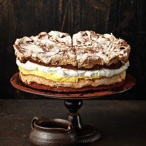 Schokoladen-Baiser-Torte mit Maracujacreme