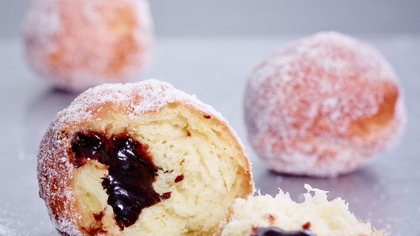 Berliner mit Pflaume und Zucker Rezept
