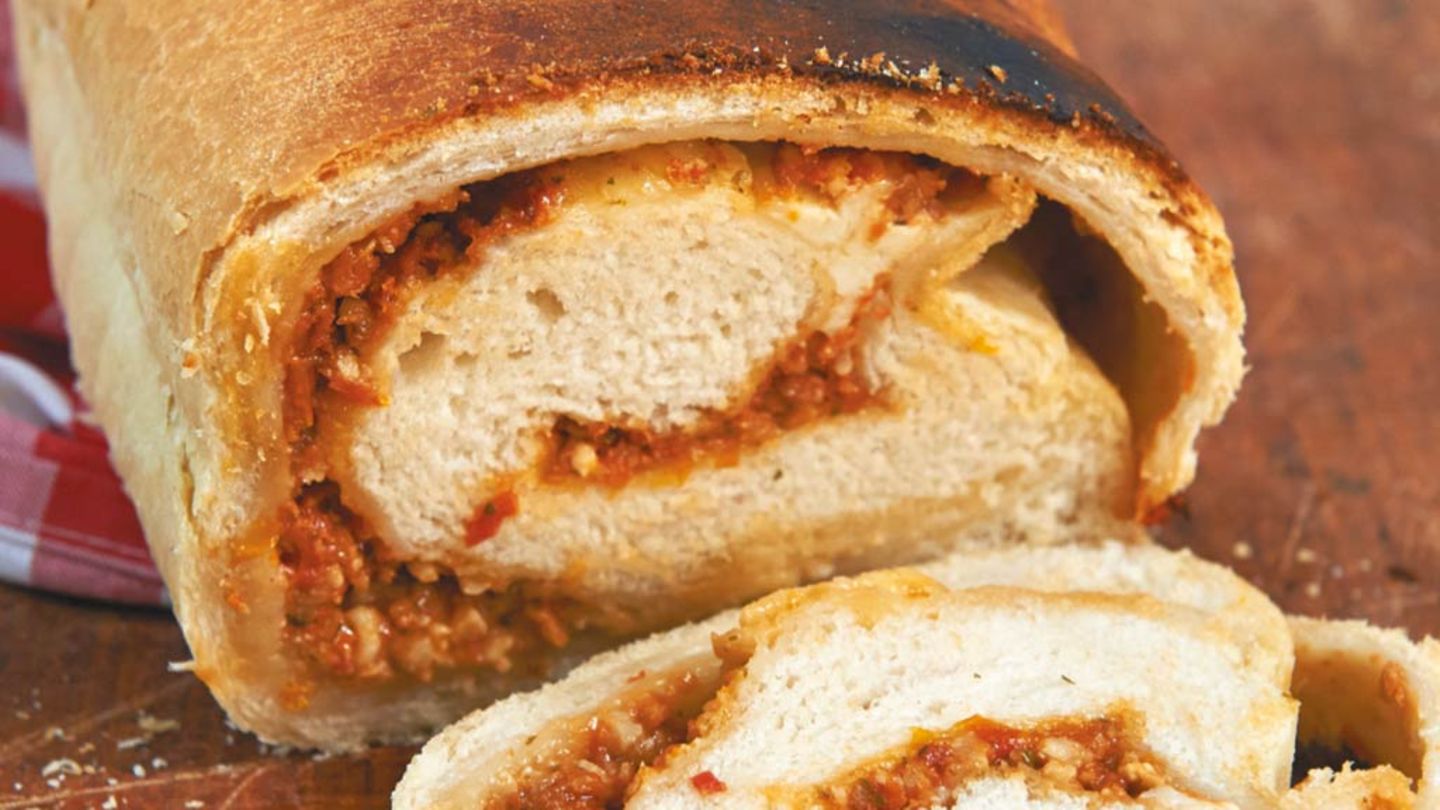 Pizza-Rolle mit Tomaten-Pesto Rezept