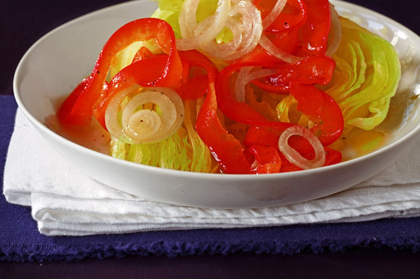 Eisbergsalat Mit Paprika Rezept Essen Und Trinken 