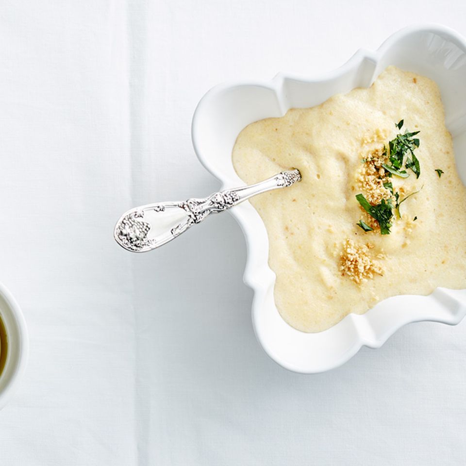 Gurken-Vinaigrette und Nuss-Polenta