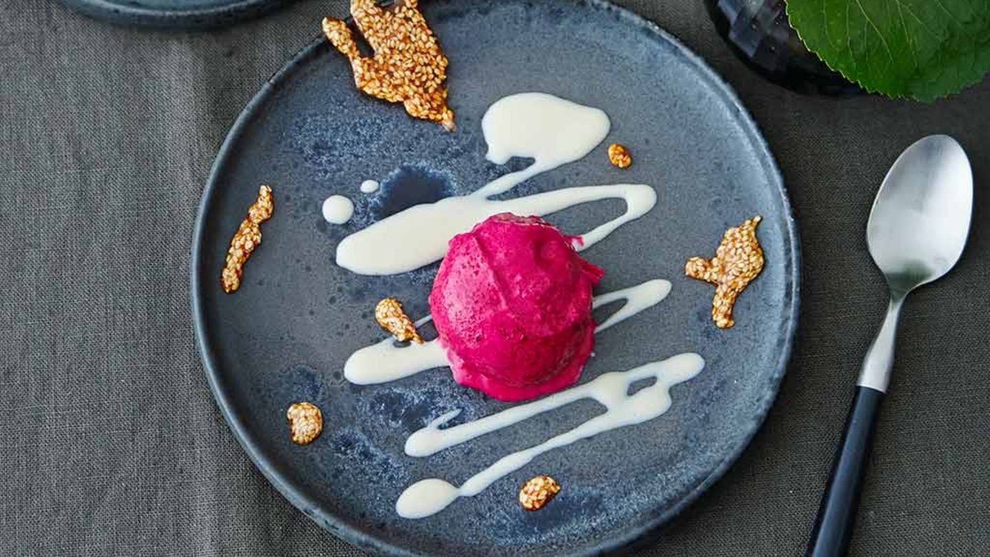 Rote-Bete-Eis mit Sesamsauce und Krokant Rezept