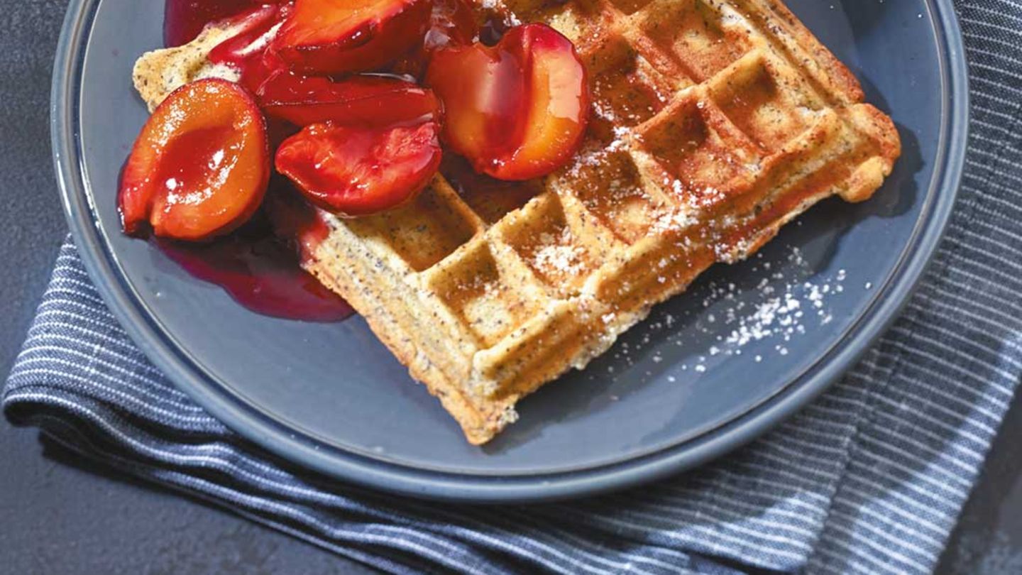 Mohnwaffeln mit heißen Zwetschgen Rezept