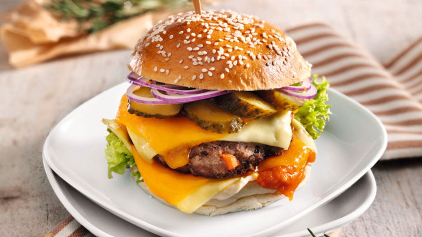 Doppel-Käse-Cheeseburger mit gegrilltem Maiskolben Rezept - [ESSEN UND ...