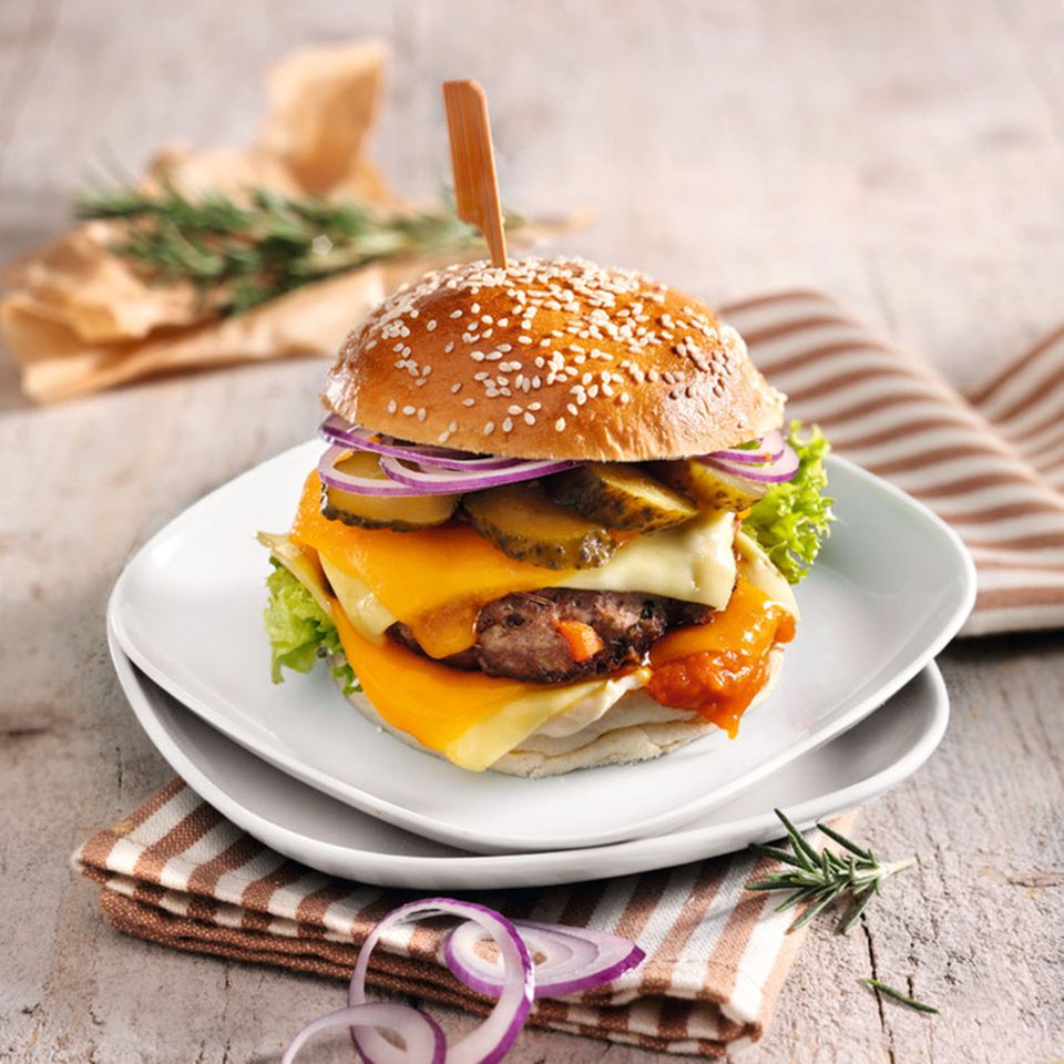 Doppel Kase Cheeseburger Mit Gegrilltem Maiskolben Rezept Essen Und Trinken