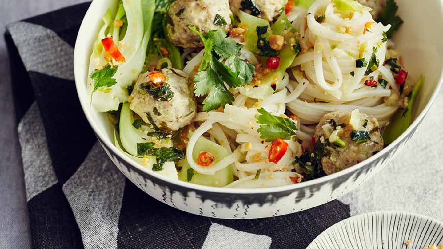 Gedämpfte Hackbällchen und Koriandernudeln Rezept