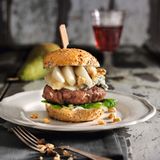 Burger mit Birne und Gorgonzola