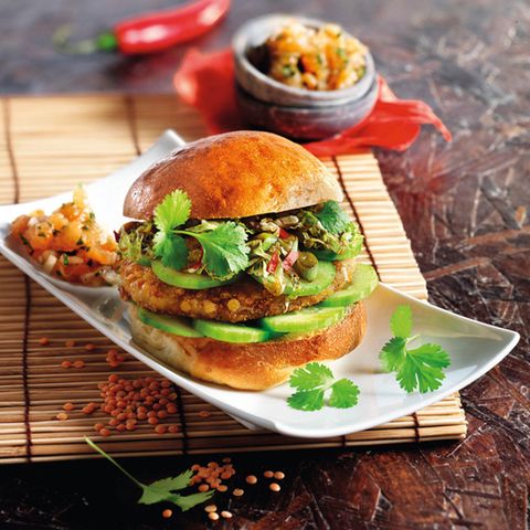 Asiatischer Linsen-Burger mit Tomaten-Koriander-Dip
