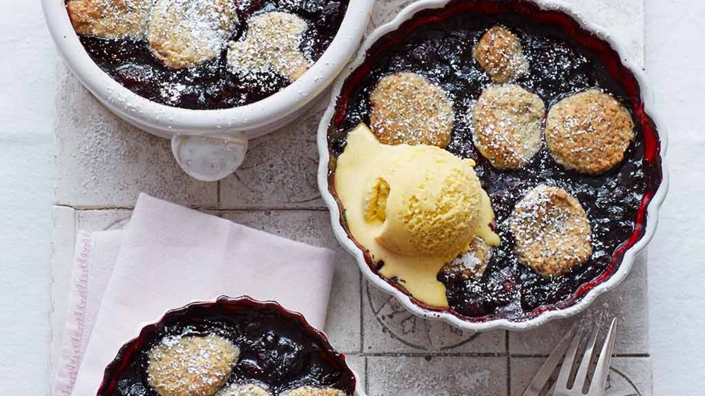 Beeren-Cobbler mit Mohnteig Rezept