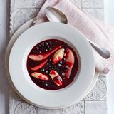 Heidelbeer-Fliederbeer-Suppe mit Grießklößchen
