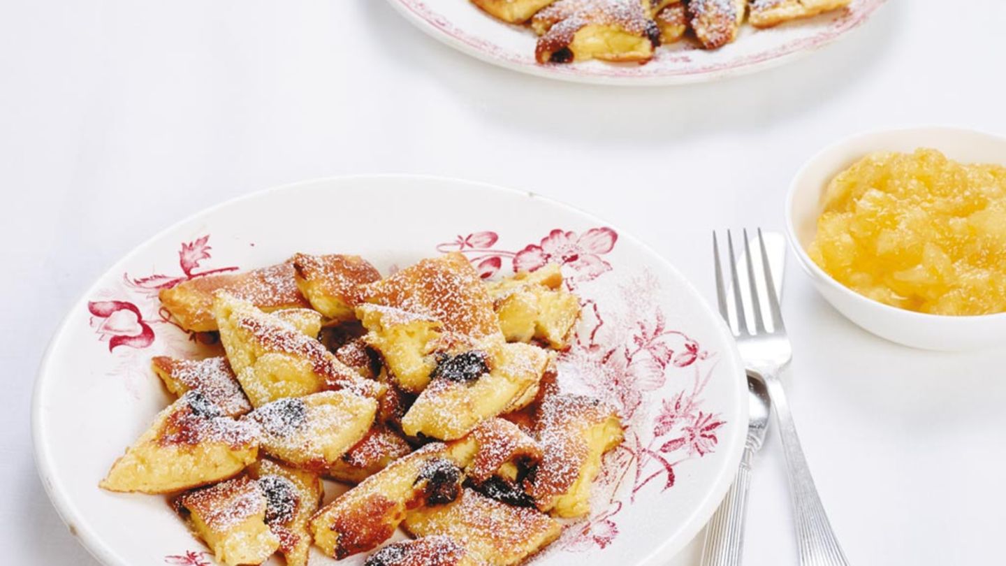 Kirsch-Kaiserschmarren mit Apfelkompott Rezept