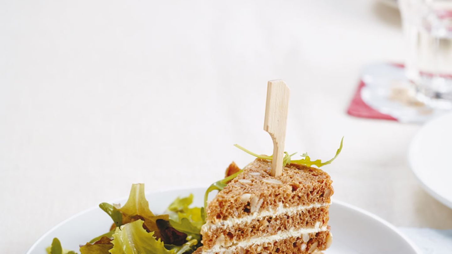 Frischkäse-Ecken mit Salat Rezept