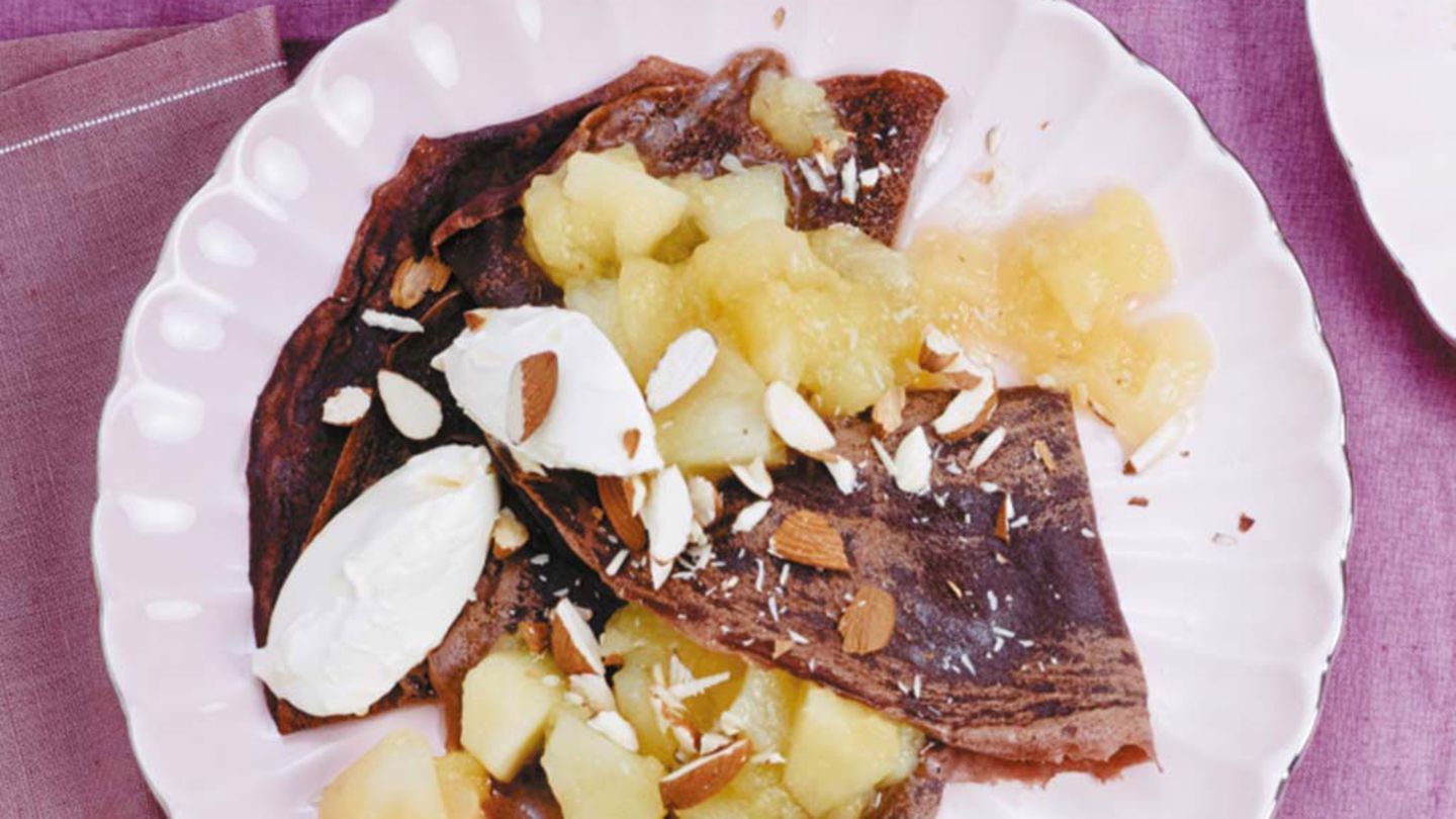 Schoko-Crêpes mit Amaretto-Apfelkompott Rezept